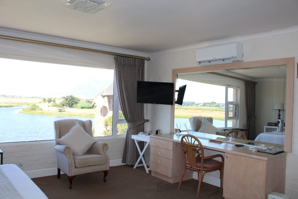 Standard Room | In-room safe, desk, laptop workspace, blackout drapes