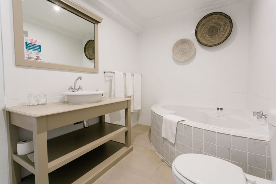 Classic Suite, Fireplace | Bathroom | Hair dryer, towels, soap, shampoo