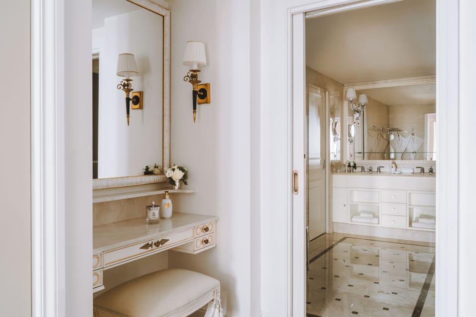 Shower, rainfall showerhead, free toiletries, hair dryer