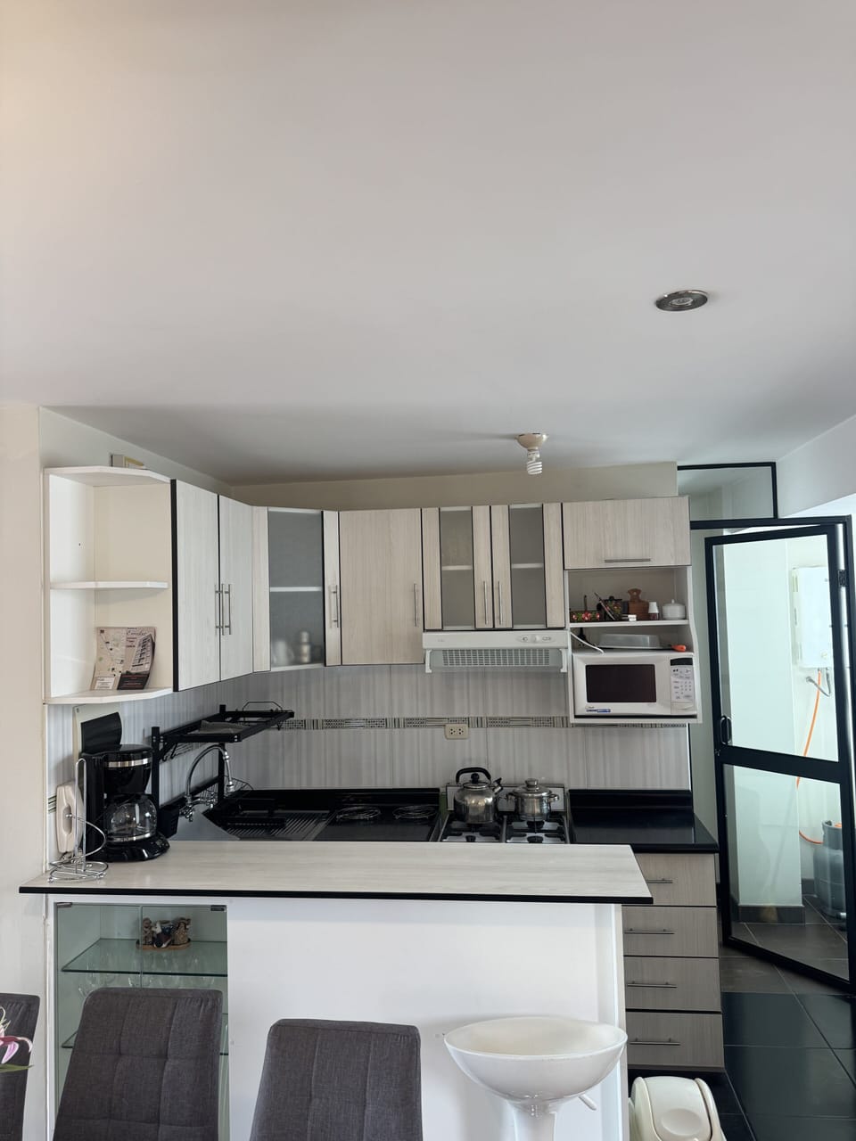 Comfort Apartment, 3 Bedrooms | Private kitchen | Full-size fridge, microwave, oven, stovetop