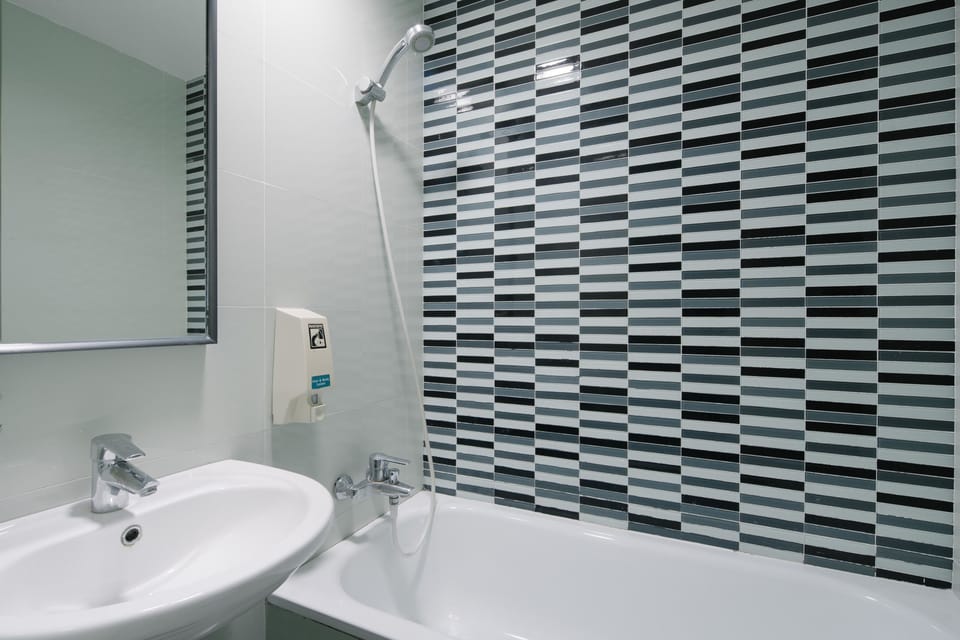 Deep soaking tub, hair dryer, towels