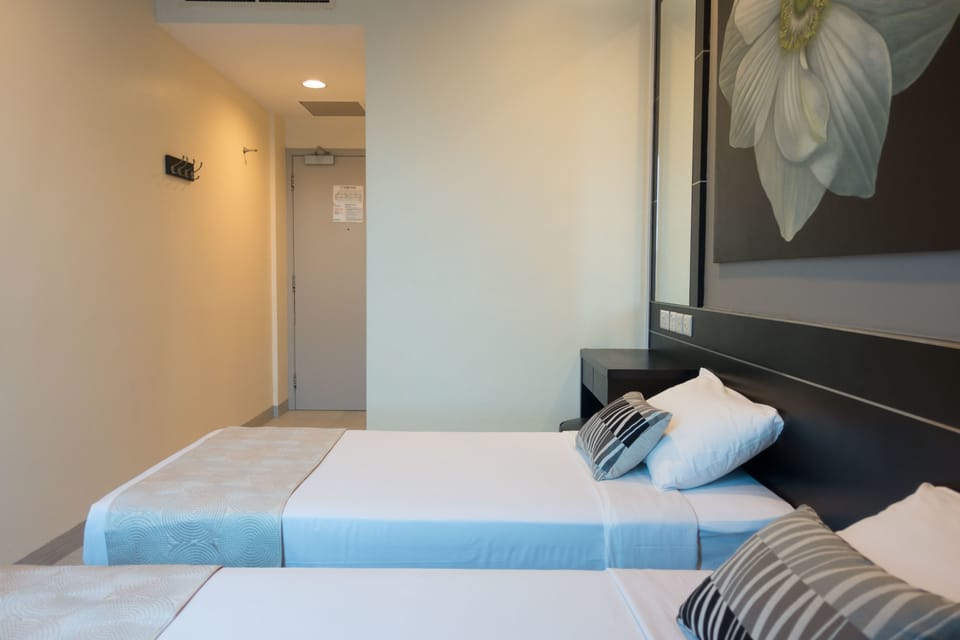 Superior Twin Room | Desk, laptop workspace, WiFi (free), bed sheets