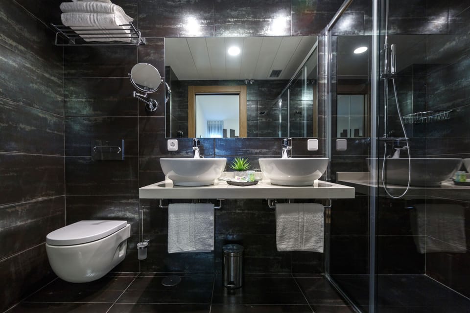 Deluxe Double Room, Jetted Tub (El Puntal) | Bathroom | Shower, free toiletries, hair dryer, towels