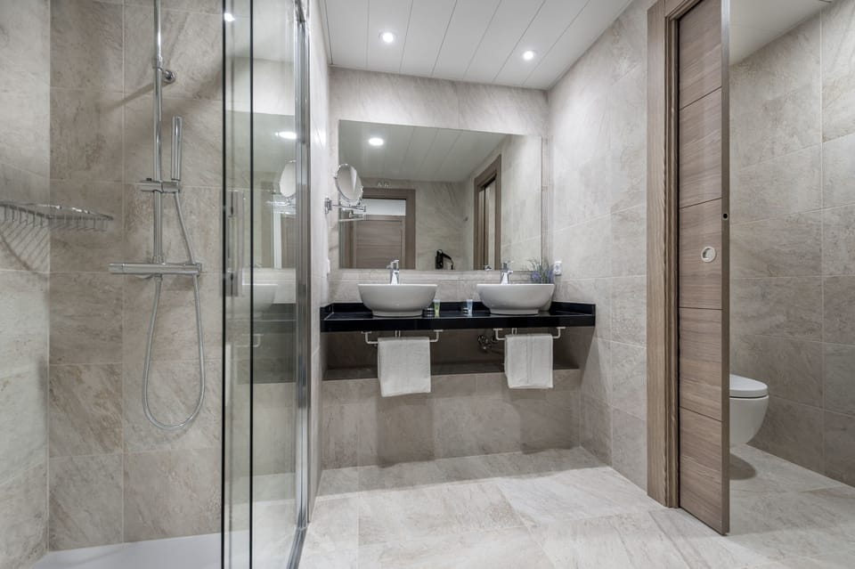 Deluxe Suite (La Primera) | Bathroom | Shower, free toiletries, hair dryer, towels
