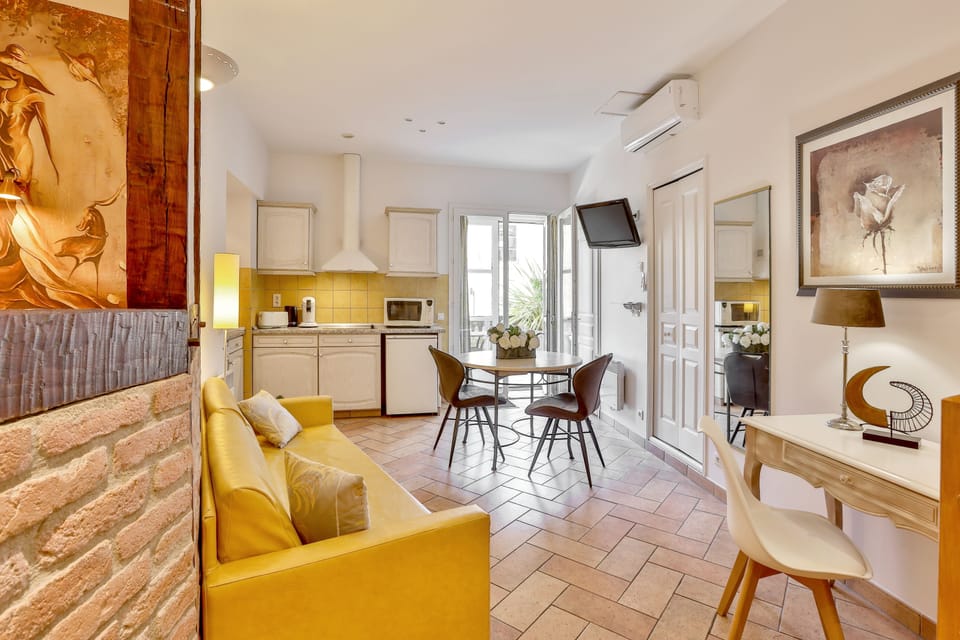 Classic Double Room, 1 Queen Bed, Terrace (2 Pers La Boetie) | Living area | 50-cm flat-screen TV with digital channels, TV