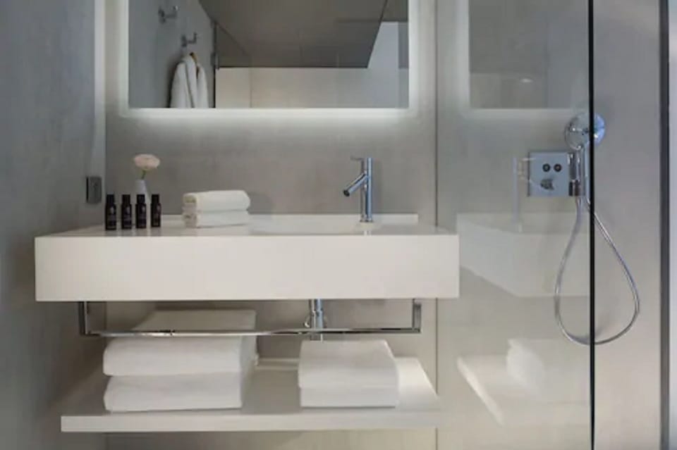 Drawing Classic | Bathroom | Rainfall showerhead, free toiletries, hair dryer, slippers