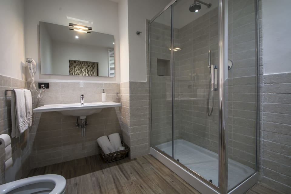 Standard Double or Twin Room | Bathroom | Shower, free toiletries, hair dryer, bidet
