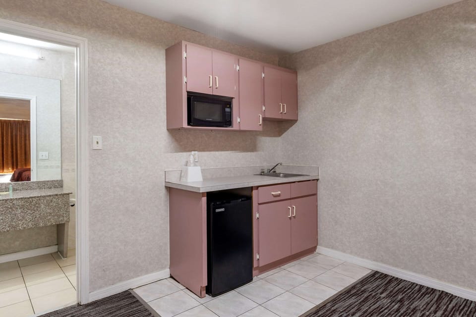 Blackout drapes, rollaway beds, free WiFi, bed sheets