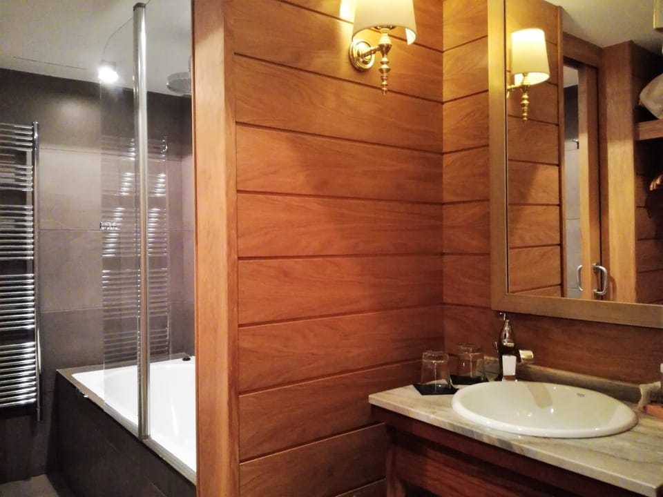 Deep soaking bathtub