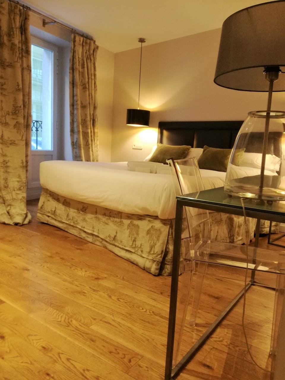 Double Room | In-room safe, individually decorated, desk, soundproofing