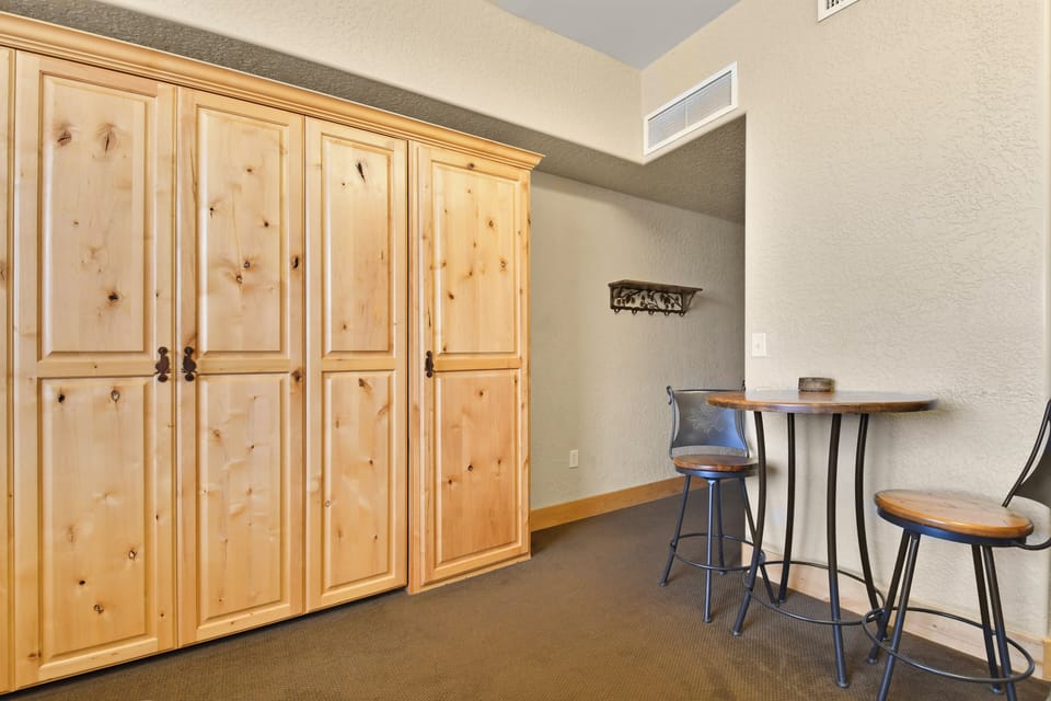 Studio (Silverado Lodge, Murphy) | Iron/ironing board, free cribs/infant beds, free WiFi, bed sheets