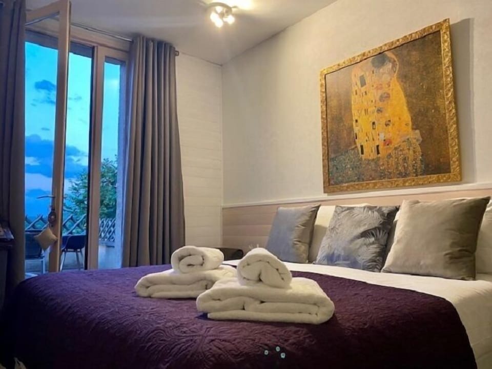 Chambre Double Charme Terrasse Climatisée | Premium bedding, individually decorated, individually furnished, desk