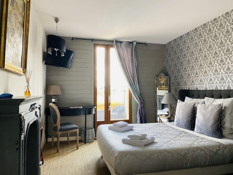 Chambre Double Charme Terrasse Climatisée | Premium bedding, individually decorated, individually furnished, desk