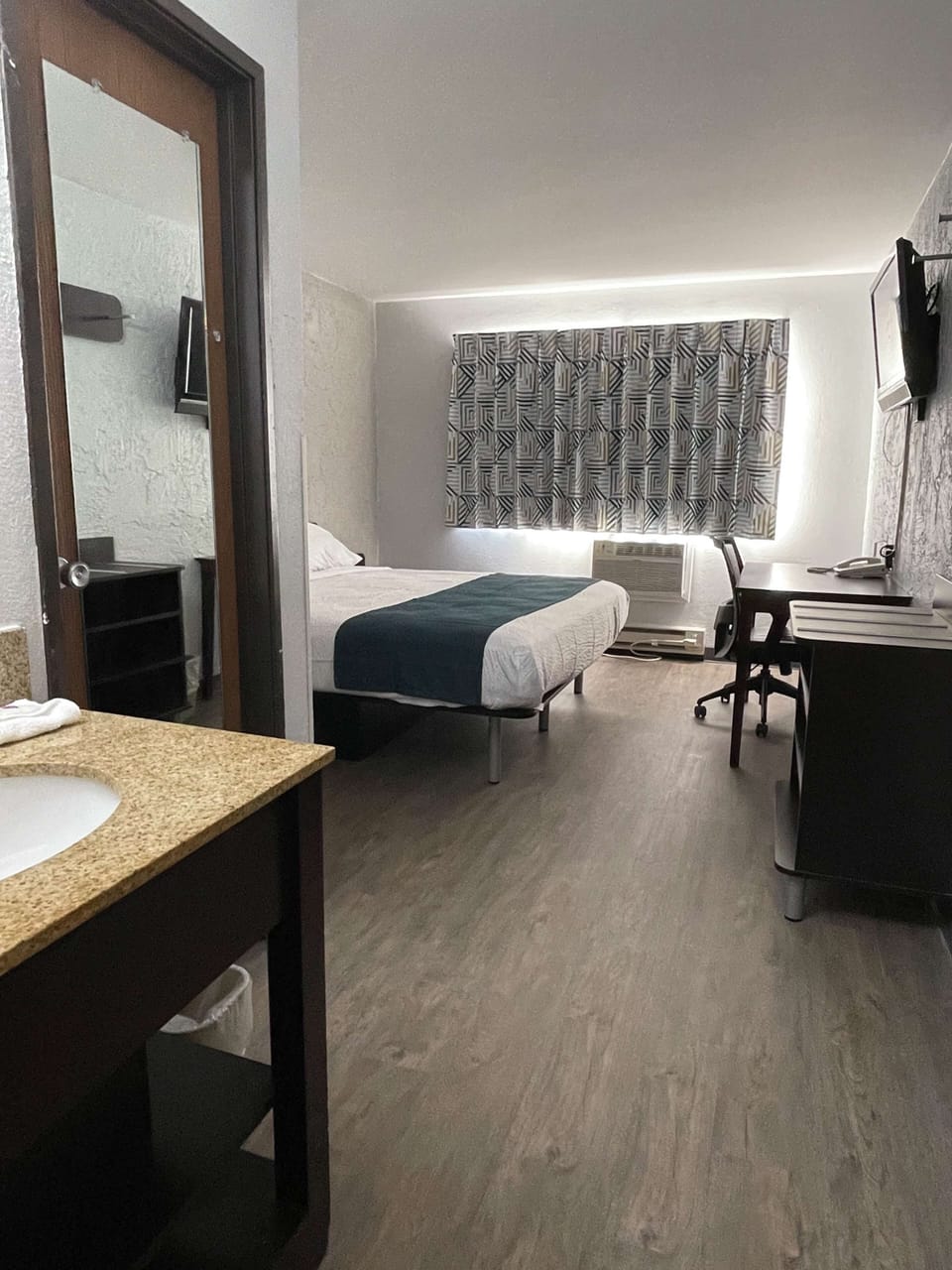 Free WiFi, bed sheets