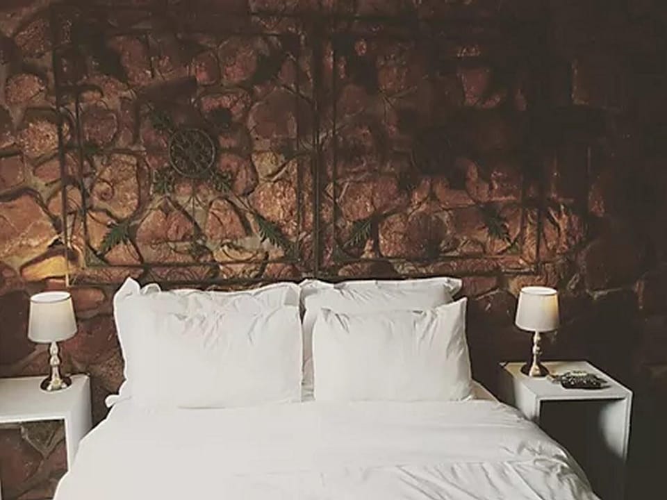 Room 2 - Queen  | Desk, WiFi (free)