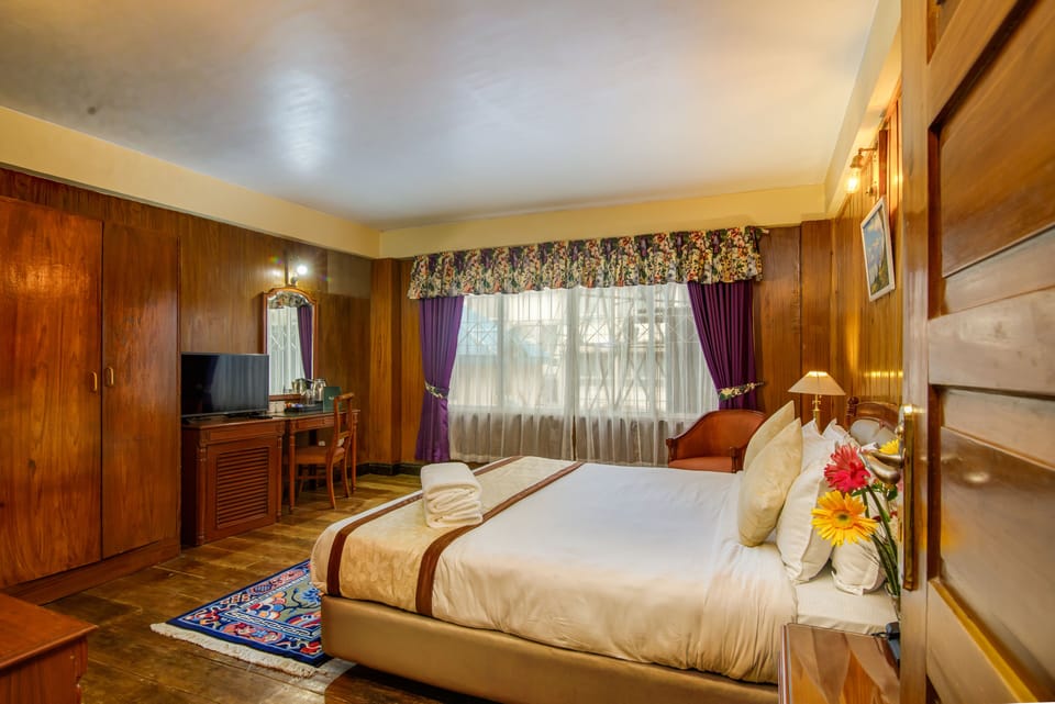Deluxe Room | In-room safe, desk, soundproofing, iron/ironing board