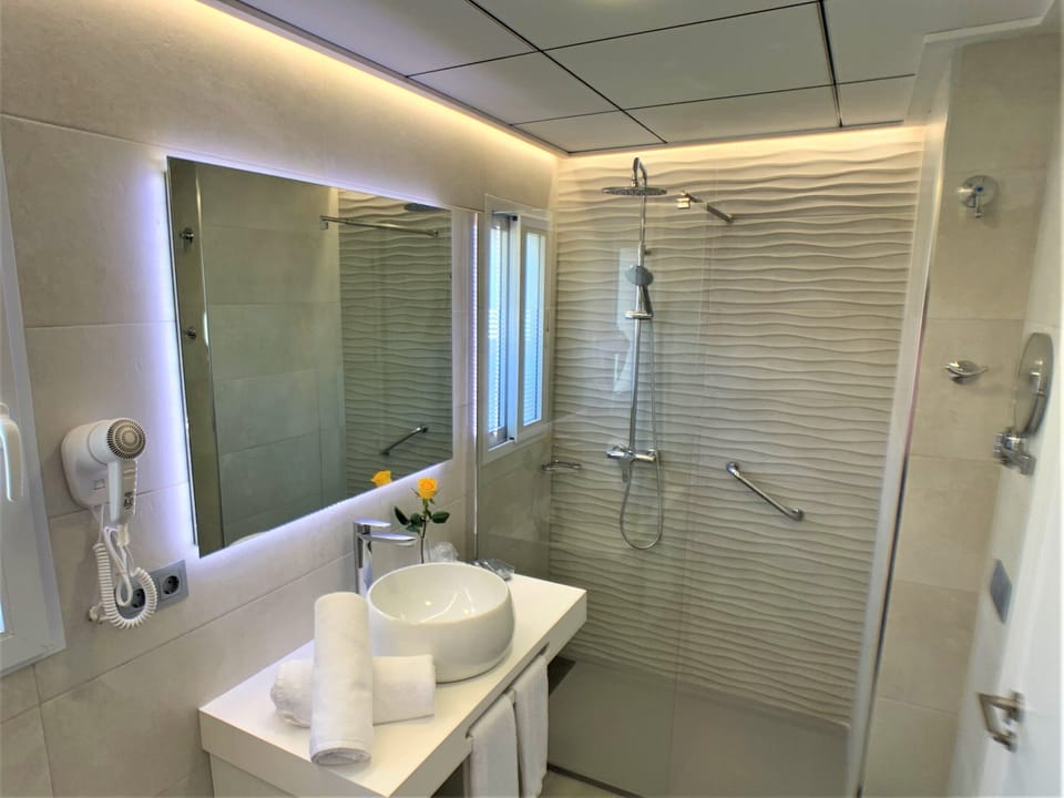 Shower, free toiletries, hair dryer, towels