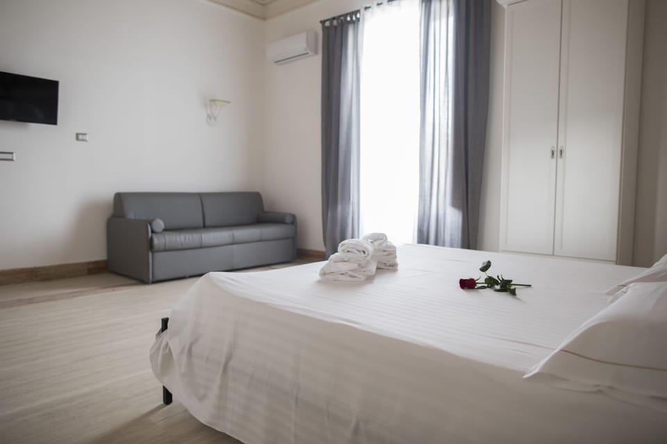Superior Room, Balcony | Premium bedding, minibar, in-room safe, desk