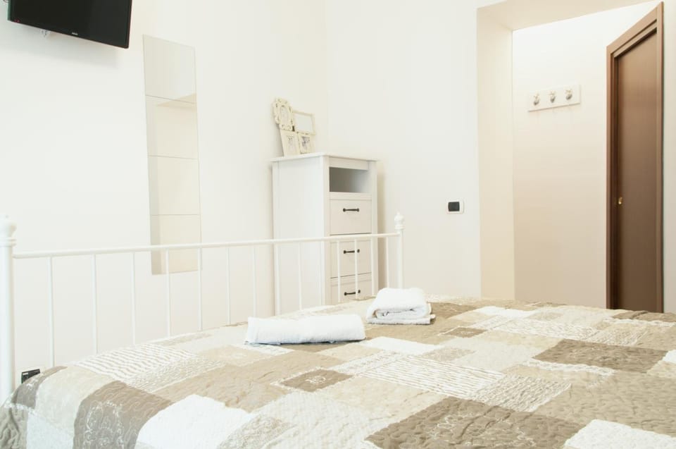 Premium bedding, desk, soundproofing, cribs/infant beds