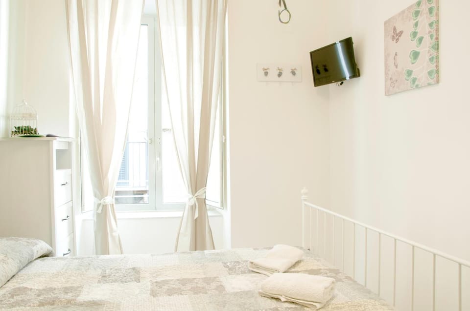 Premium bedding, desk, soundproofing, cribs/infant beds