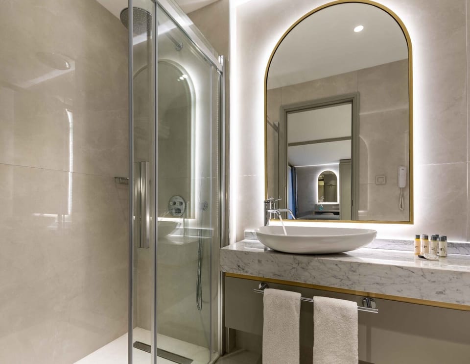 Standard Double or Twin Room | Bathroom | Shower, rainfall showerhead, free toiletries, hair dryer