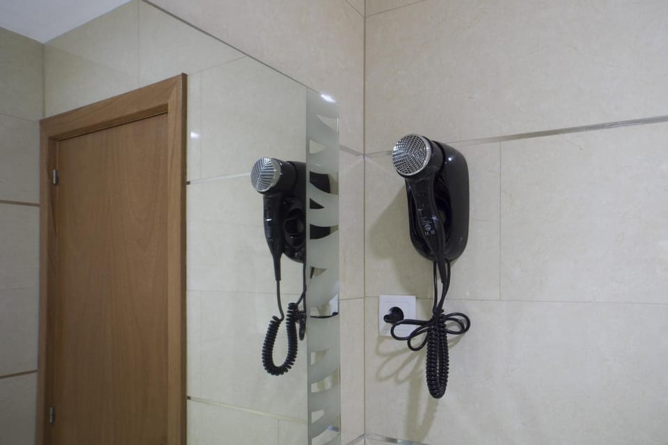 Deep soaking tub, hair dryer, towels