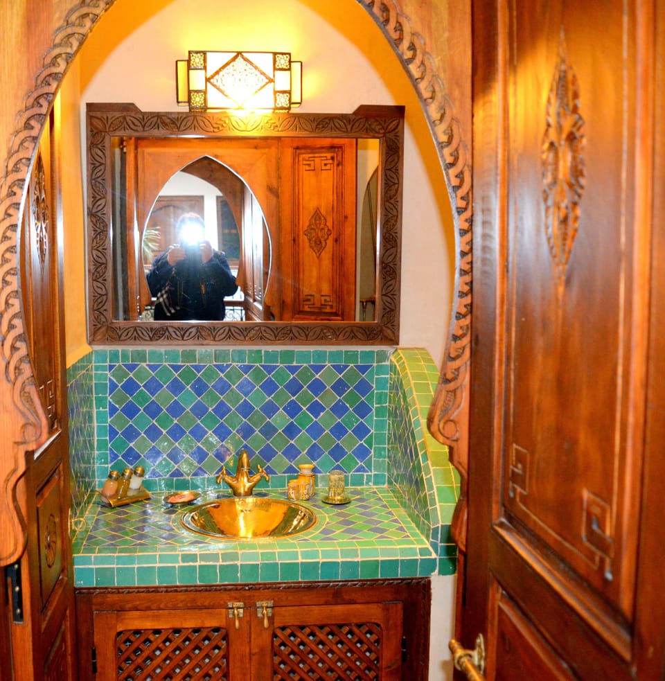 Comfort Double Room (Indigo LittleSon - Annexe) | Bathroom sink