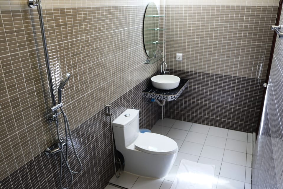Deluxe Double Room, Bathtub | Bathroom | Shower, hair dryer, towels
