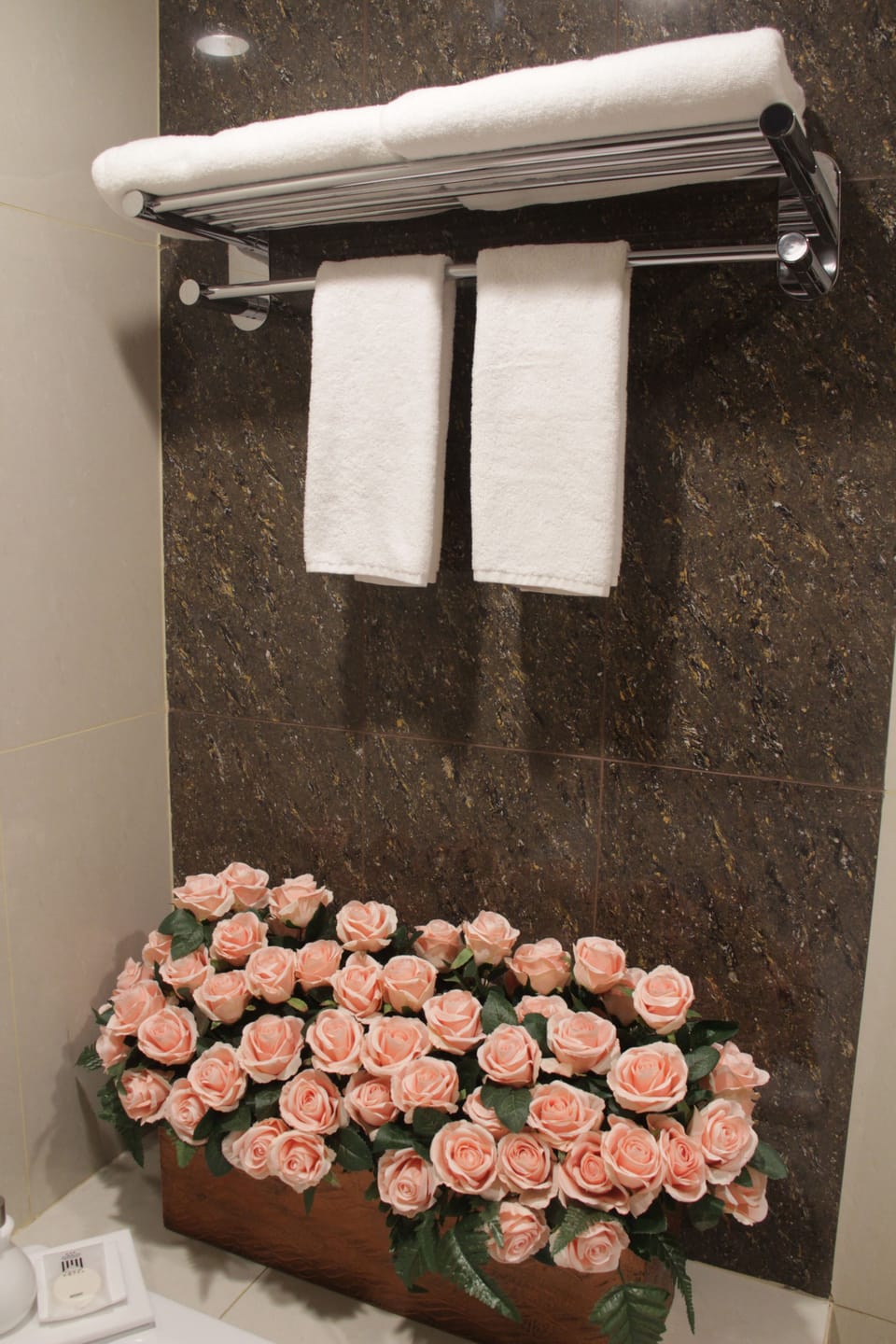 Luxury Suite | Bathroom | Shower, free toiletries, towels