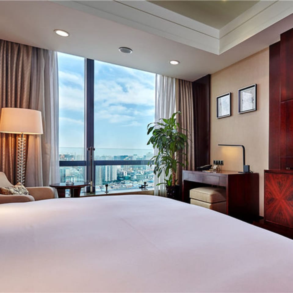 Executive Suite | Minibar, in-room safe, desk, blackout drapes