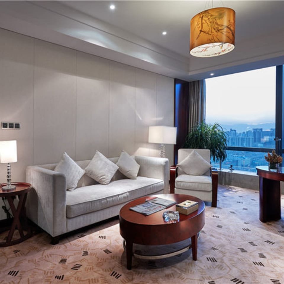 Executive Suite | Minibar, in-room safe, desk, blackout drapes