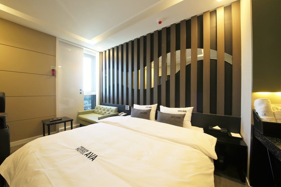 Desk, soundproofing, free WiFi, bed sheets