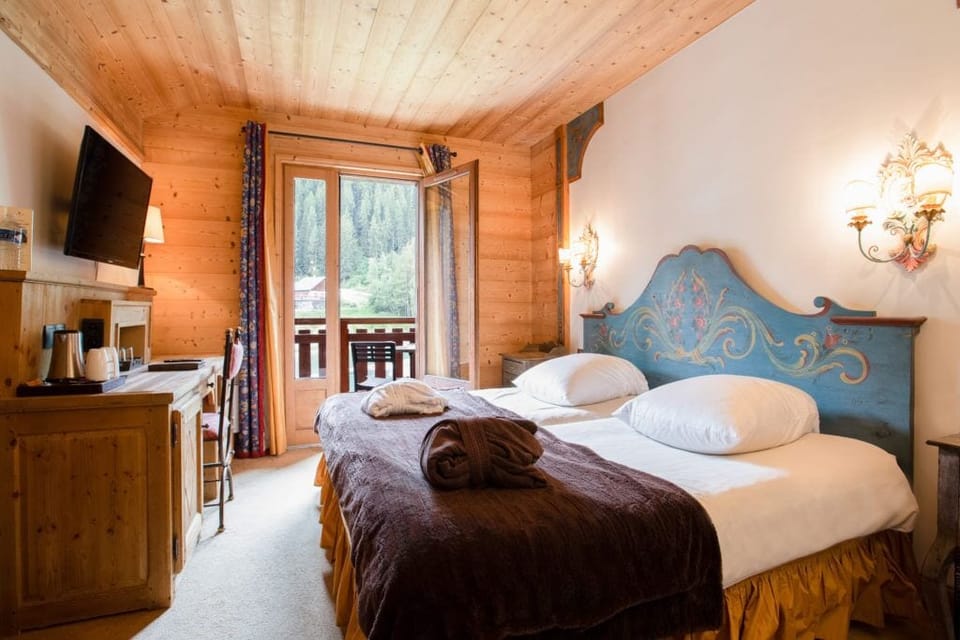 Family Room | Minibar, in-room safe, blackout drapes, free WiFi