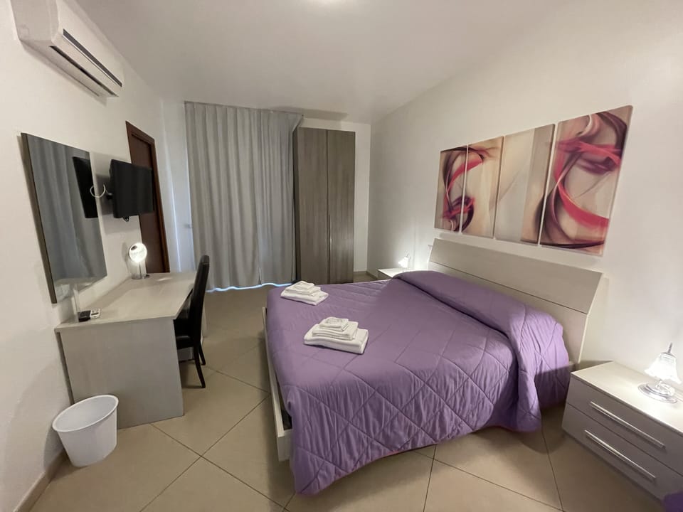 Deluxe Room | Minibar, in-room safe, desk, blackout drapes