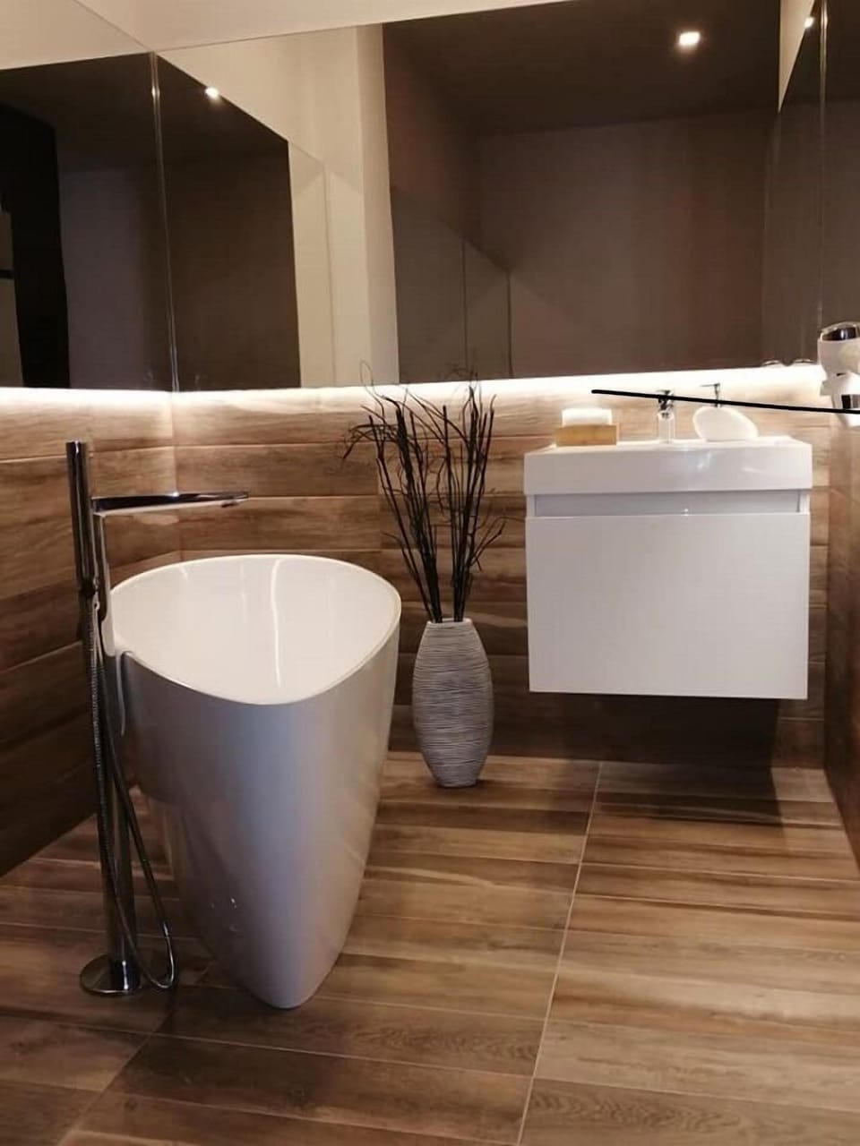Superior Apartment | Bathroom | Free toiletries, hair dryer, slippers, towels