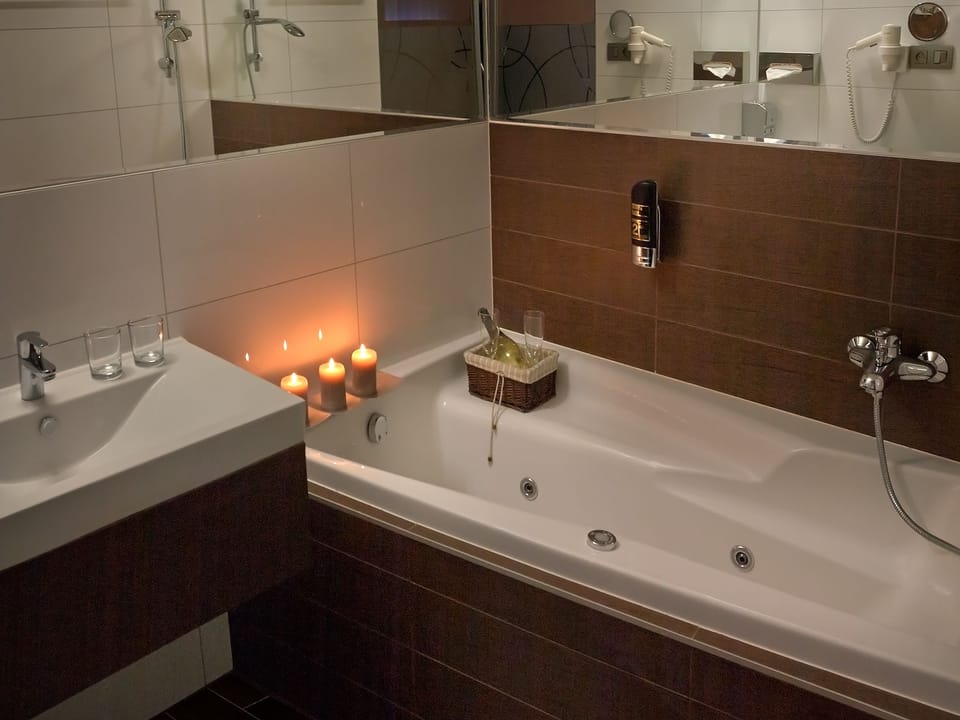 Deluxe Business Room with terrace | Bathroom | Free toiletries, hair dryer, slippers, towels