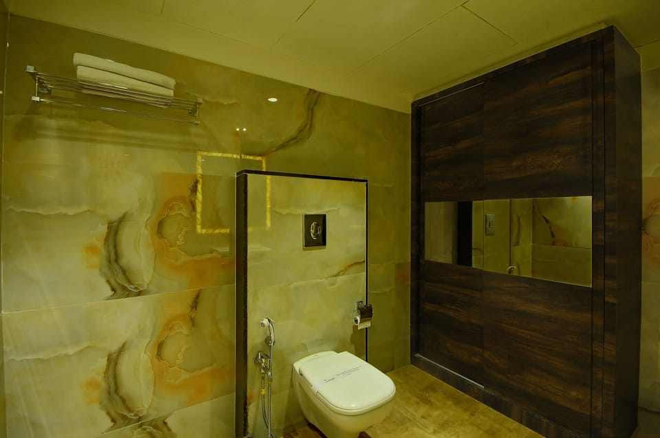 Super Executive Sea face Room with Balcony | Bathroom | Free toiletries, hair dryer, slippers