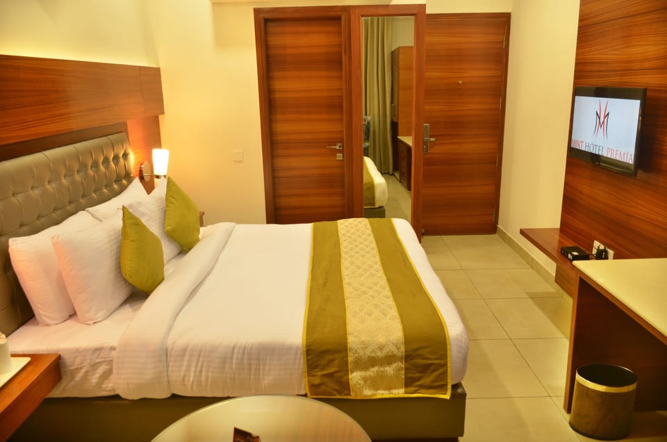 Superior Double Room, City View | Premium bedding, minibar, in-room safe, desk