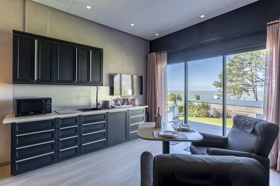 Superior Studio Suite, 1 Queen Bed | Premium bedding, pillowtop beds, minibar, individually decorated