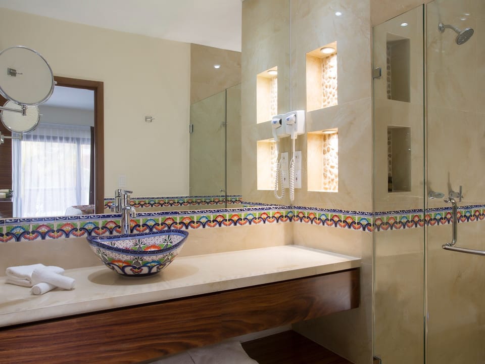 Superior Premium Room | Bathroom | Shower, free toiletries, hair dryer, towels
