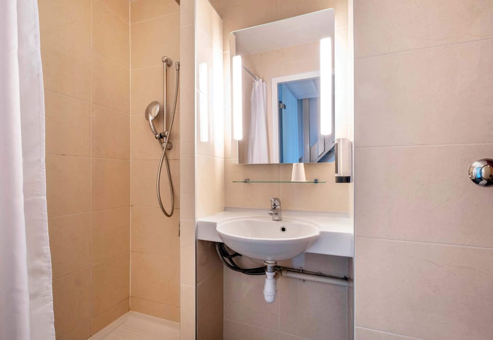 Shower, towels