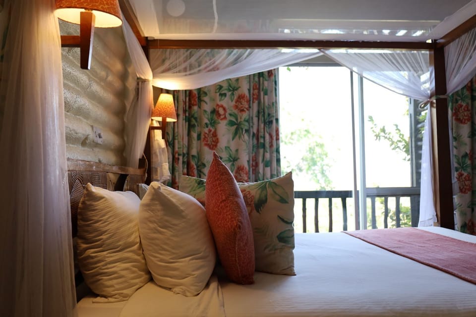 Executive Suite | In-room safe, desk, laptop workspace, blackout drapes