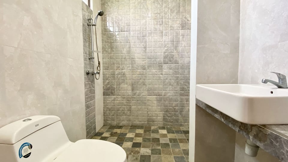 Superior Room 3rd Floor | Bathroom | Rainfall showerhead, free toiletries, slippers, bidet