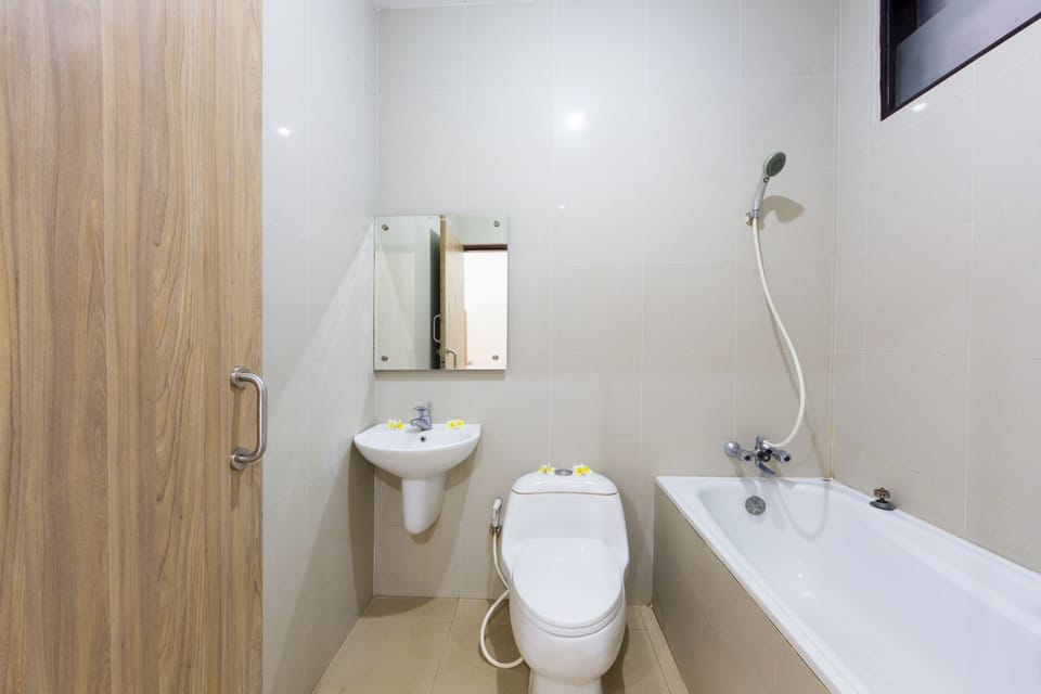 Superior Room | Bathroom | Rainfall showerhead, free toiletries, slippers, bidet