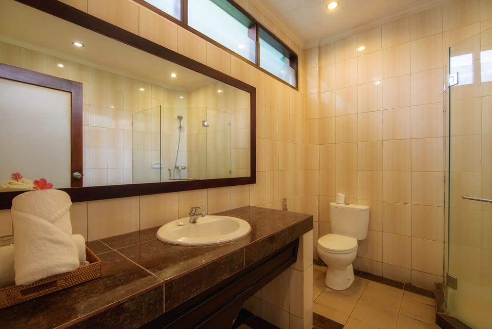 Deluxe Room, 1 Double or 2 Twin Beds | Bathroom | Free toiletries, hair dryer, slippers, towels