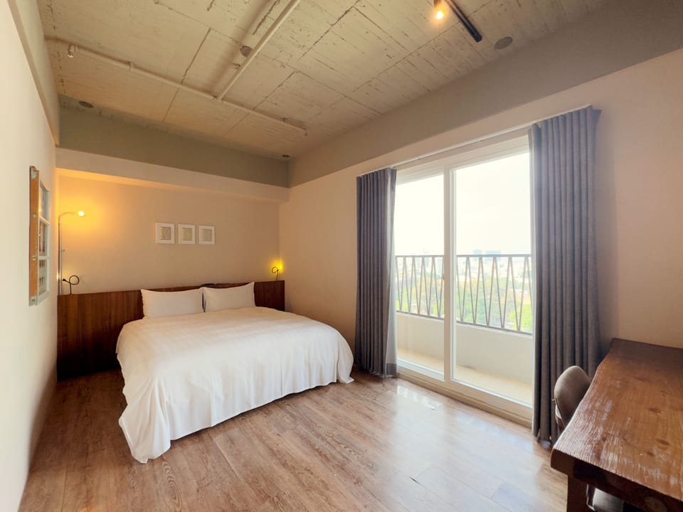Executive Double Room | 1 bedroom, desk, laptop workspace, blackout drapes