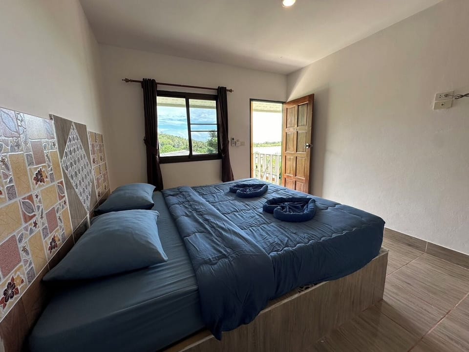 Superior Room, 1 King Bed, Ensuite, Partial Sea View | Free WiFi