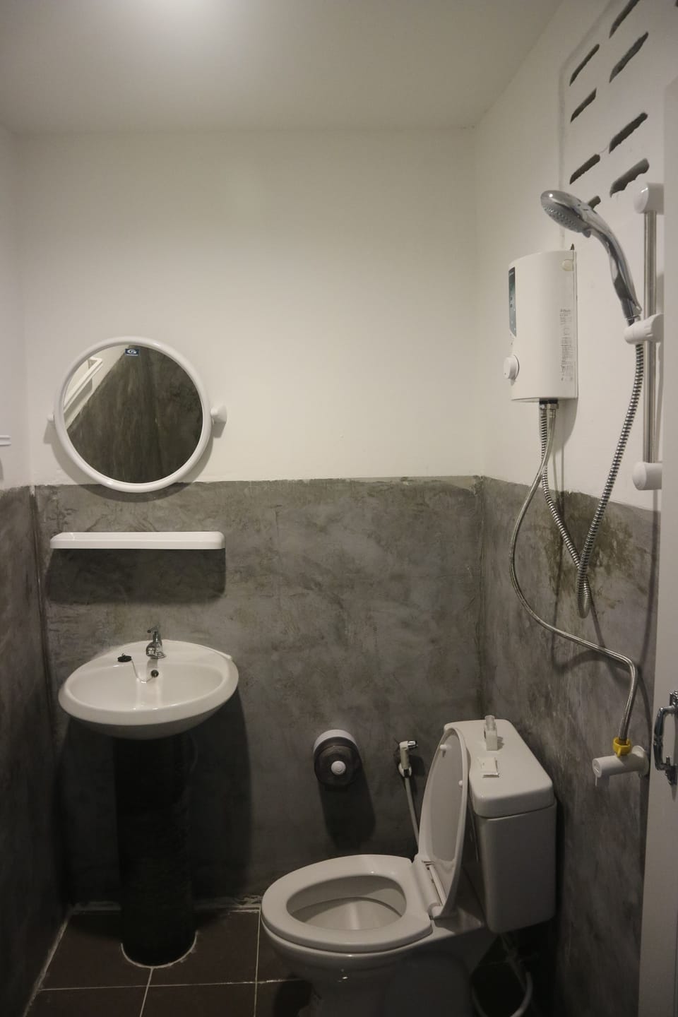 Standard Room, 1 King Bed, Private Bathroom, City View | Bathroom | Shower, free toiletries, towels