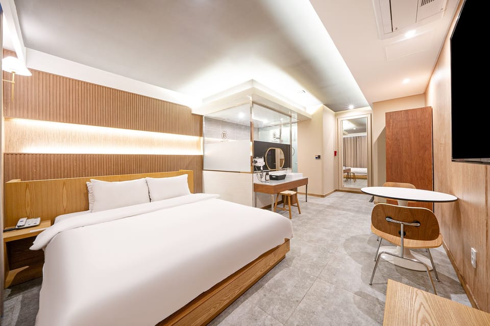 Deluxe Room | In-room safe, individually decorated, desk, soundproofing