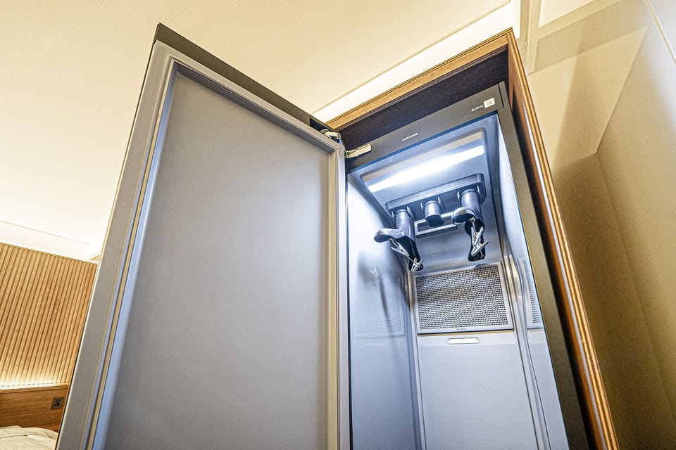 Suite Twin Room | In-room safe, individually decorated, desk, soundproofing